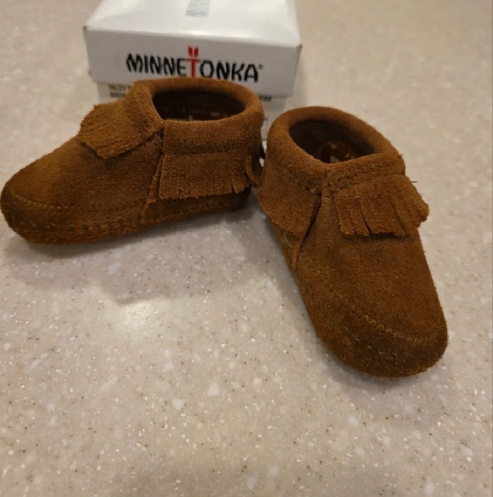 INFANTS Minnetonka Baby Tan Suede Fringe Moccasins